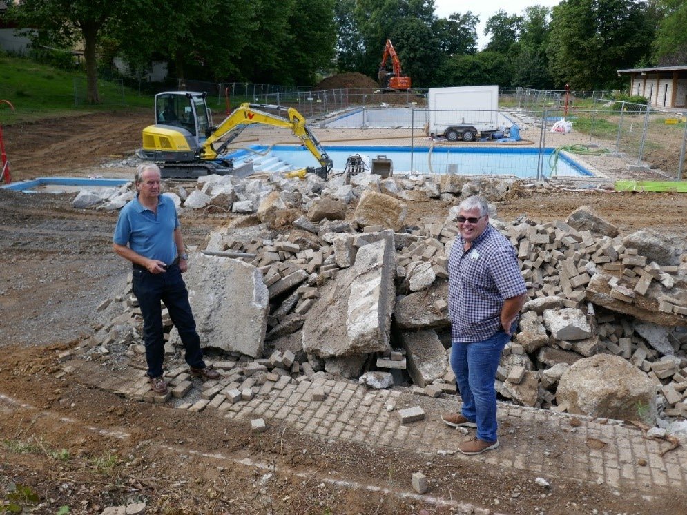 Bürgermeister Heinz-Peter Hopp und Bauamtsleiter Kai Uwe Lang besichtigen die Baumaßnahme Freibad am 09.08.2021